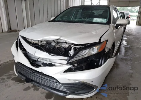 2021 Toyota Camry Xle z USA, uszkodzony, nr VIN 4T1F11AK4MU613780